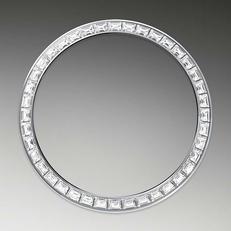 Diamond-set bezel Diamond-set bezel