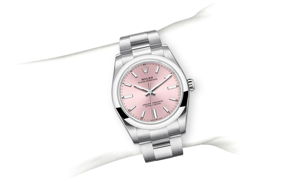 M124200-0004-on-wrist