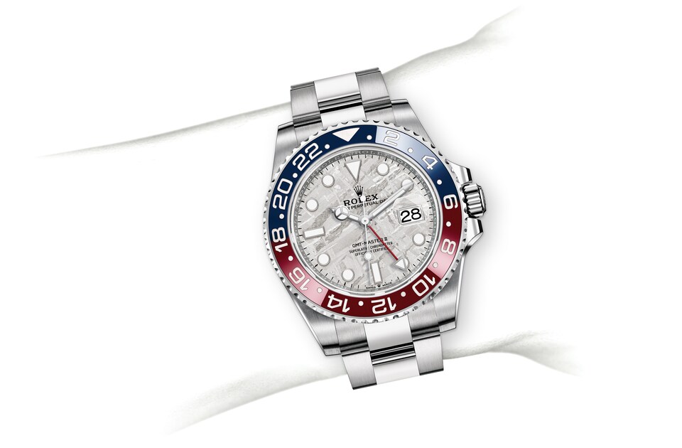 M126719BLRO-0002-on-wrist